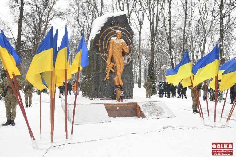 Хвилиною мовчання та пострілами автоматів у Франківську вшанували пам'ять полеглих воїнів-афганців ФОТОРЕПОРТАЖ