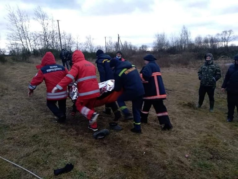 На Франківщині, надзвичайники близько години проводили операцію із порятунку рибалки, який провалився під кригу