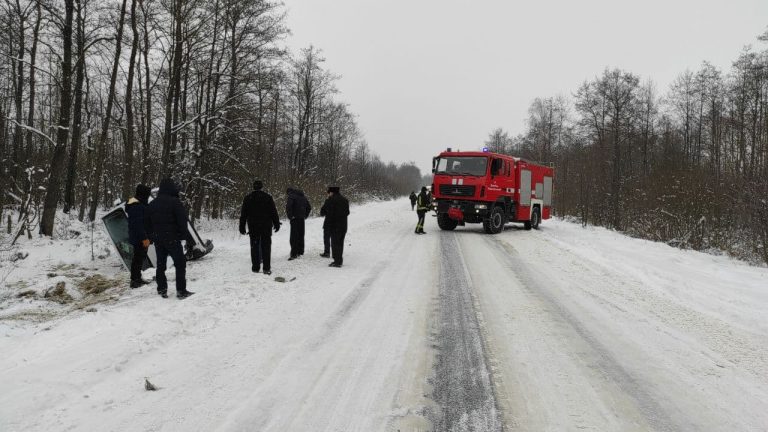 На Франківщині ще один автомобіль злетів з дороги