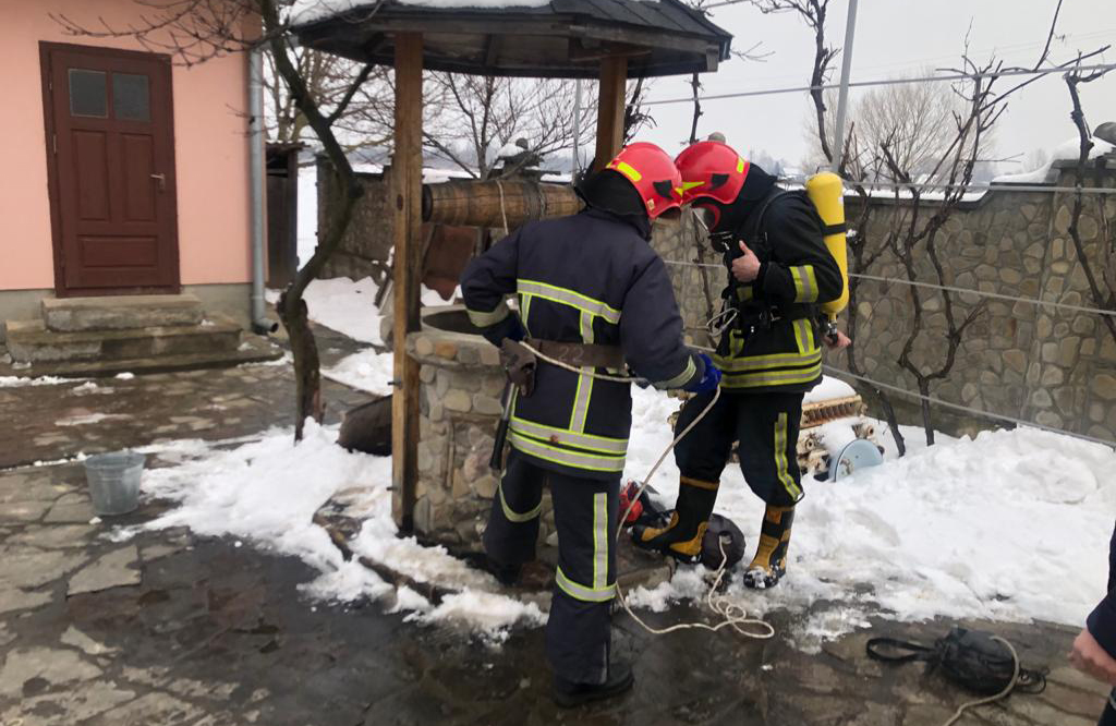 На Франківщині із колодязя витягнули тіло невідомого чоловіка