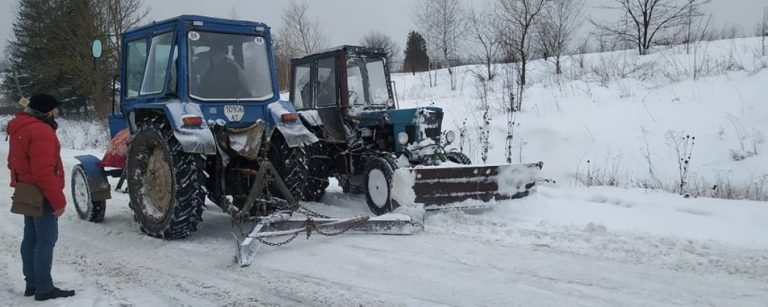 Мешканці прикарпатського села самотужки прогортають заметені дороги ФОТО