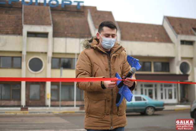 У Франківську урочисто "відкрили новий термінал", який пообіцяв Зеленський ще у 2019 році