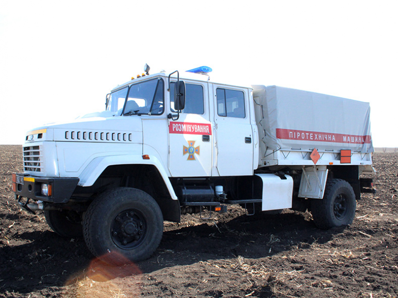 На околиці Івано-Франківська, на березі водойми, виявили небезпечну знахідку