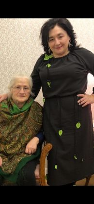 Відома письменниця Марія Матіос відвідала Франківськ, щоб познайомитись із відомою місцевою етнодизайнеркою Любцею Черніковою, яка пошила їй сукню у стилі "букова земля" ФОТО