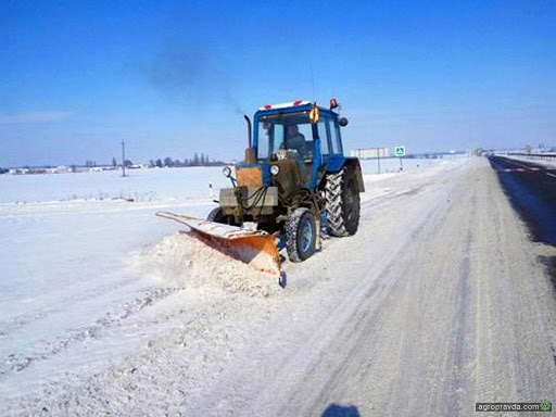 Курйозний порятунок: на Франківщині надзвичайникам довелося рятувати трактор-снігоочисник, який застряг на узбіччі у сніговому заметі