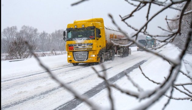 Через снігопад від Рогатина до межі Львівської області обмежили рух вантажівок