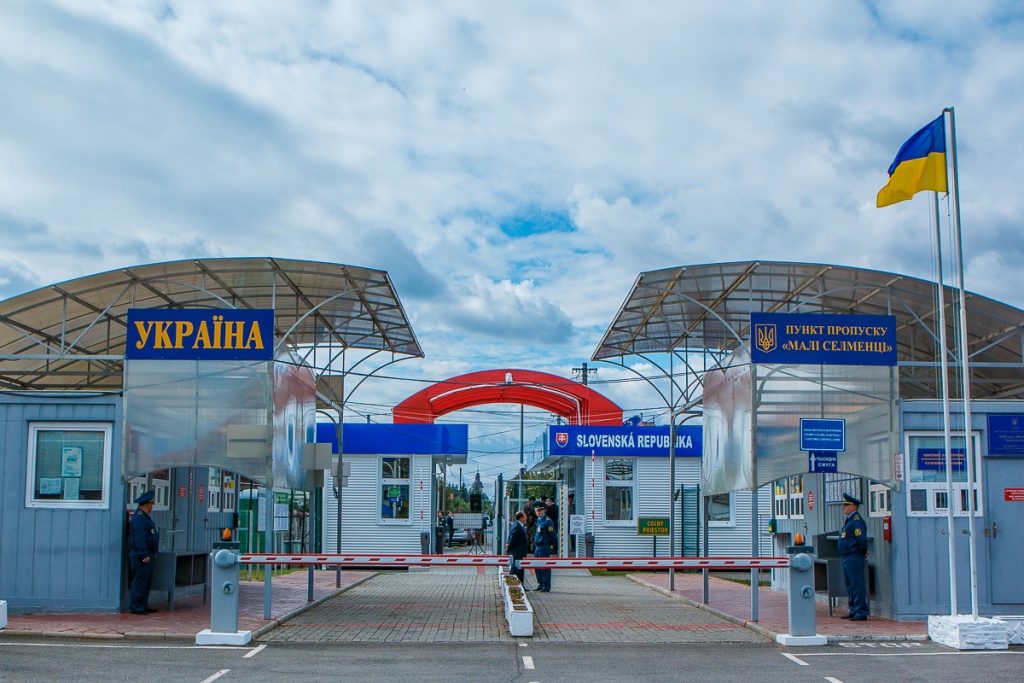 Франківець через OLX продавав дані про перетин кордону України