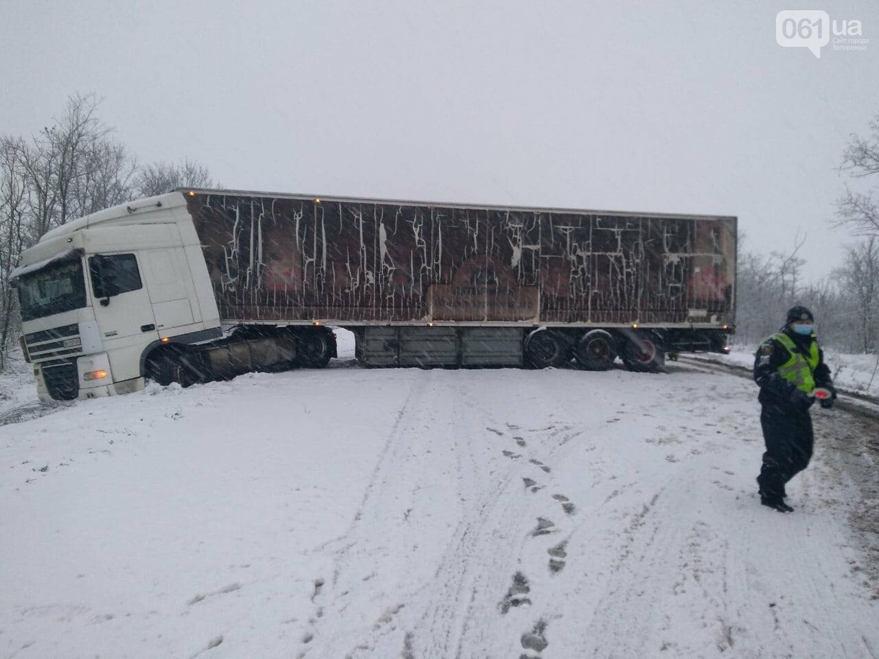 В районі Галича фура злетіла з дороги і частково перекрила проїзд на Львів