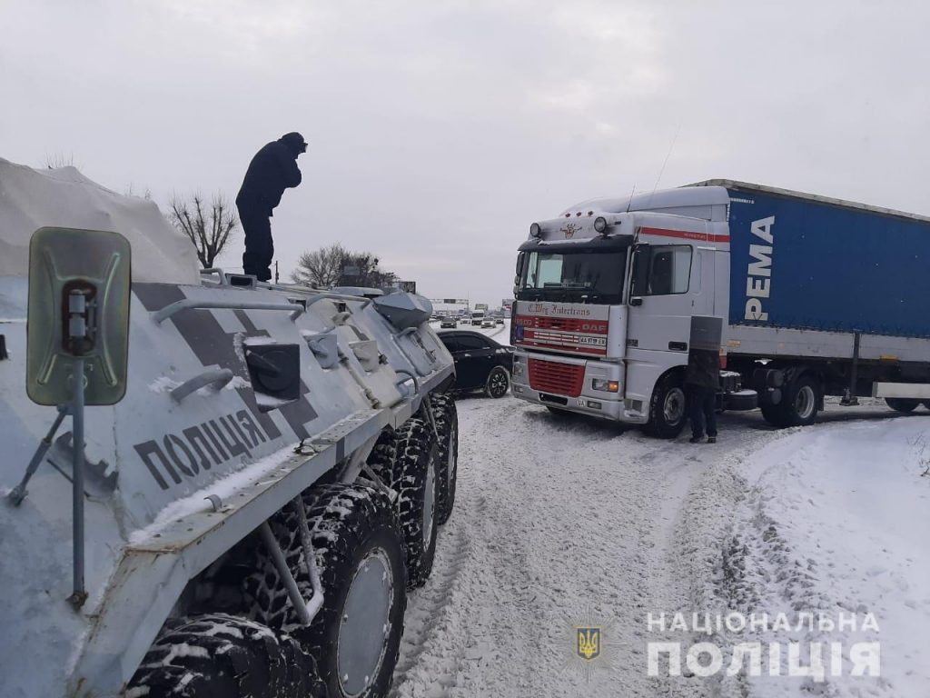 Поліція просить прикарпатців наразі не користуватися дорогами "Снятин-Тязів" та «Татарів-Камянець-Подільський»