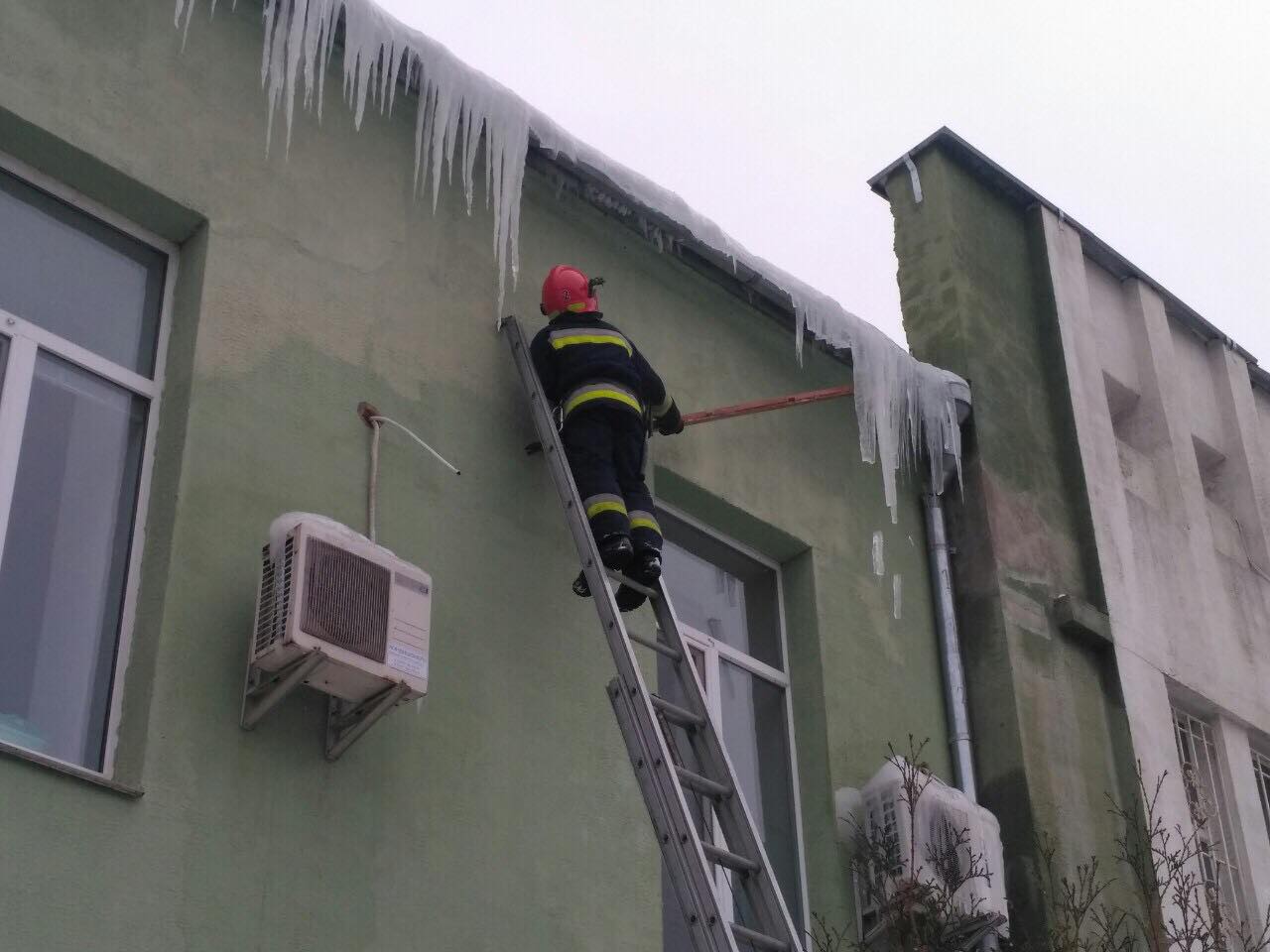 Франківські рятувальники допомагають комунальникам боротися із льодовими нагромадженнями на дахах будинків