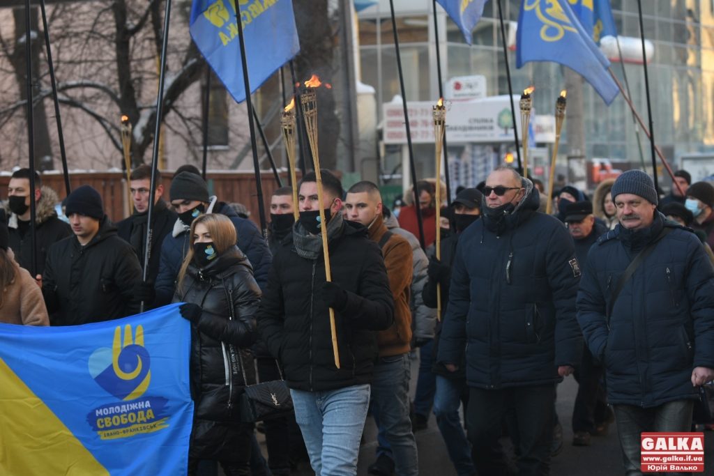 В Івано-Франківську смолоскипною ходою вшанували пам'ять героїв Небесної сотні
