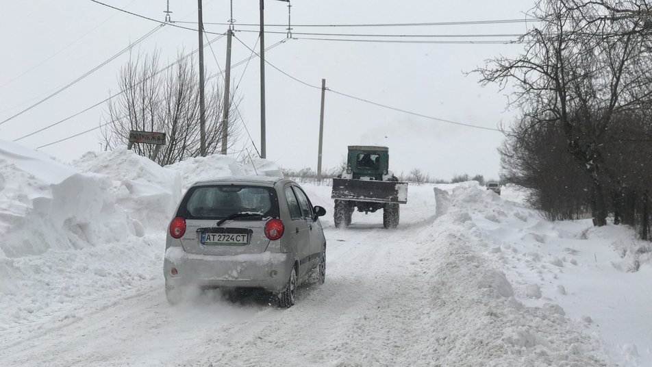 Мешканці прикарпатського села самотужки прогортають заметені дороги ФОТО