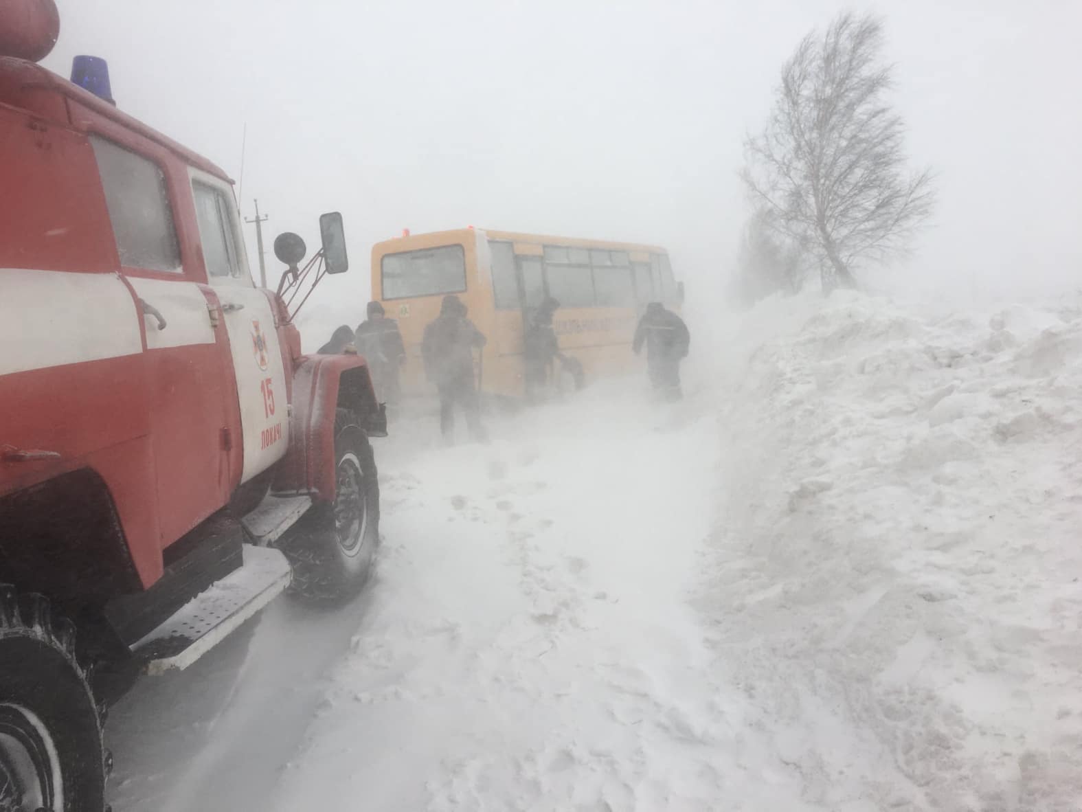 Упродовж минулої доби прикарпатські рятувальники кілька разів витягали автотранспорт із узбіч доріг