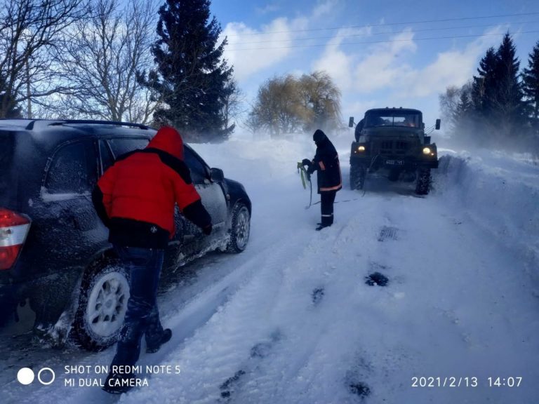 Швидкі, автобуси, хлібовози та легковики із вантажівками - упродовж минулої доби прикарпатські надзвичайники витягнули із снігових заметів понад 30 автомобілів