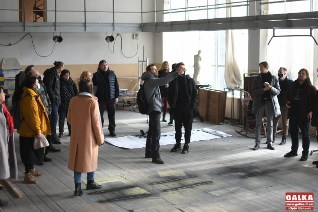 Українські митці зібралися у франківському драмтеатрі, щоб створити тут мистецький хаб ФОТОРЕПОРТАЖ