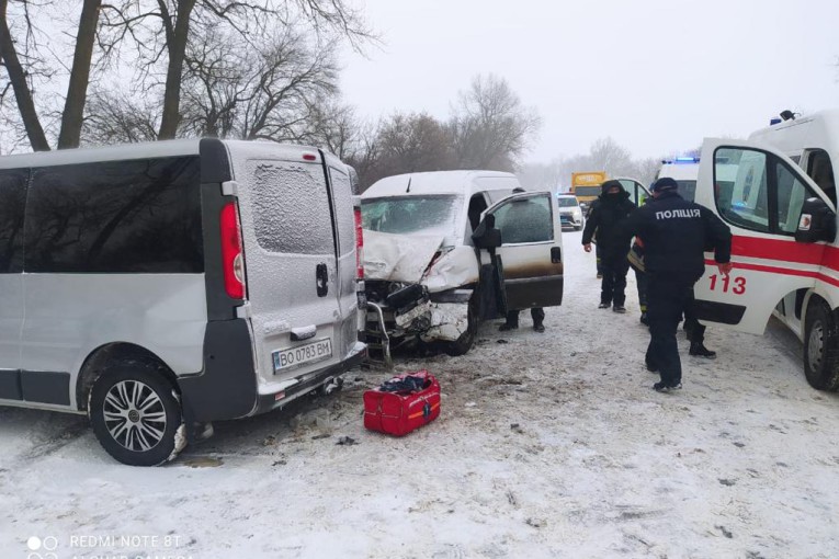 Під Тернополем у масштабній аварії постраждали семеро людей, серед них - прикарпатець ФОТО