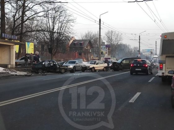 У масштабній автотрощі, яка трапилася на в'їзді до Франківська, загинула людина ВІДЕО