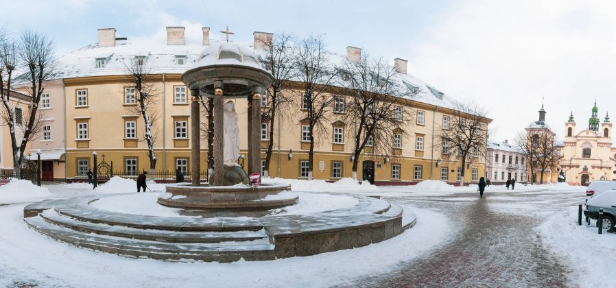 У мережі опублікували світлини засніженого Франківська та старовинних корпусів медуніверситету ФОТО