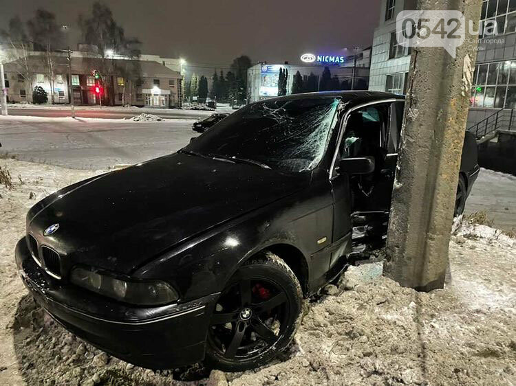 У Прикарпатському містечку «BMW» влетіло в електроопору - одна особа травмована