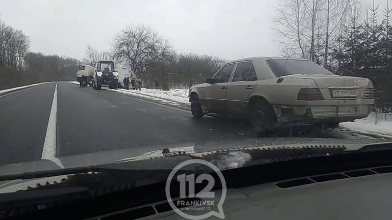 У селі на Прикарпатті вантажівка злетіла у кювет ВІДЕО