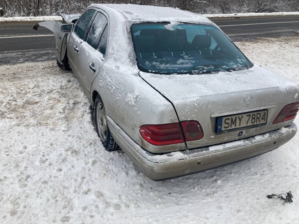 Одне авто відлетіло на узбіччі, інше - перекинулось на дах: через водія-порушника на Коломийщині сталась карколомна ДТП ФОТО