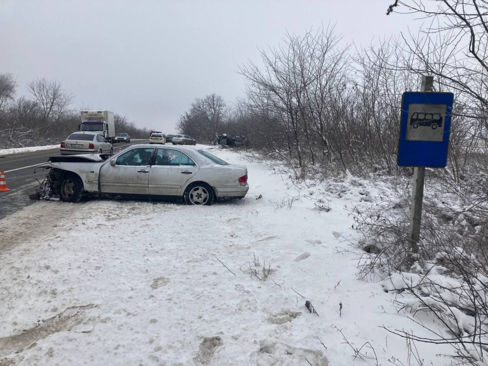 Одне авто відлетіло на узбіччі, інше - перекинулось на дах: через водія-порушника на Коломийщині сталась карколомна ДТП ФОТО