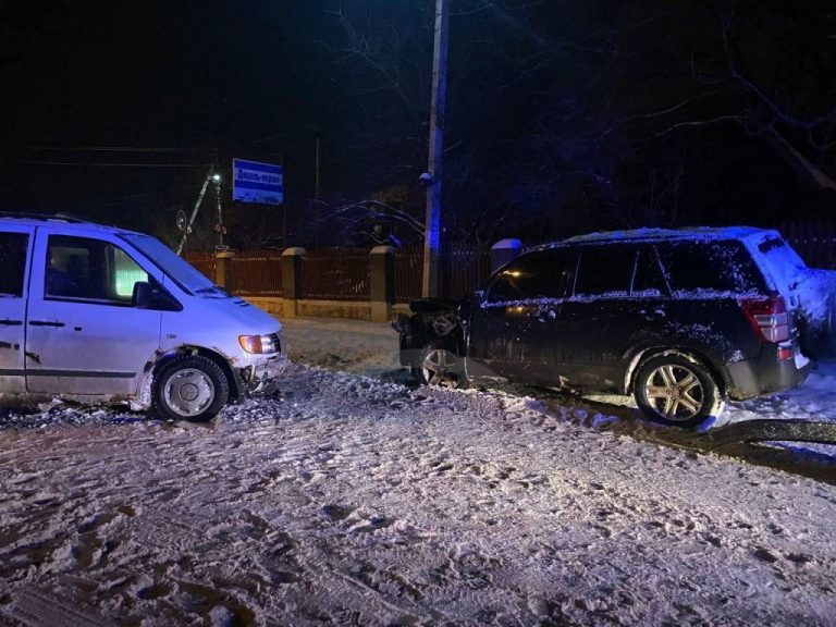 Вечірня автотроща поблизу Франківська: на місці пригоди поліція ФОТО