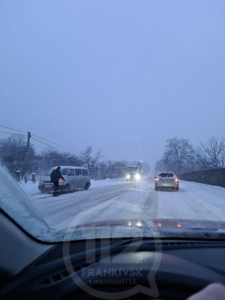 Прикарпатських водіїв попереджають про ожеледицю та небезпеку на дорозі ФОТО та ВІДЕО