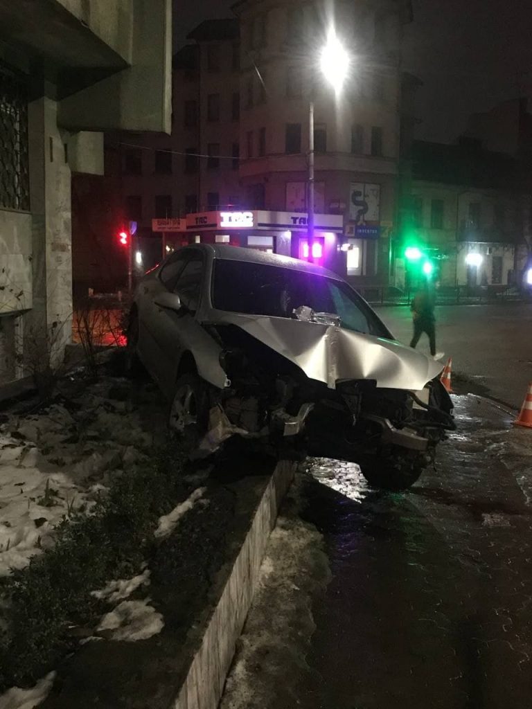 Водійка "Пежо" не впоралась з керуванням й влетіла в дорожній знак та клумбу: деталі нічної ДТП у середмісті Франківська ФОТО та ВІДЕО