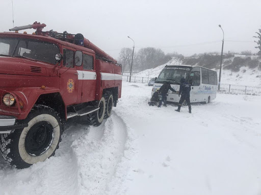 Прикарпатські рятувальники звільнили зі снігових заметів легковики, автобус та "швидку"