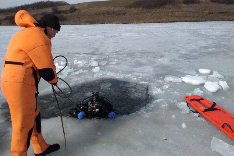 У річці неподалік Франківська виявили потопельника - тіло з дна водойми витягували рятувальники ФОТО