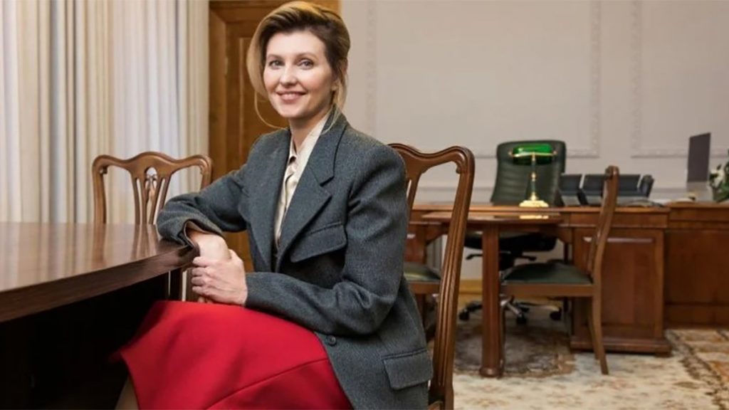 У розкішній блузці та жакеті: Олена Зеленська підкорила елегантним образом: фото