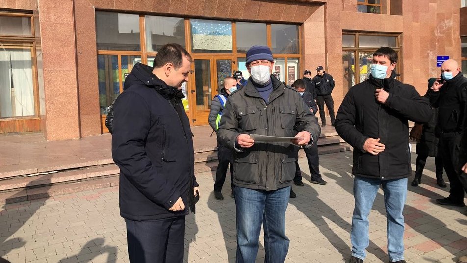 У Франківську під адмінбудівлею підприємці протестують проти жорстких карантинних обмежень ФОТО