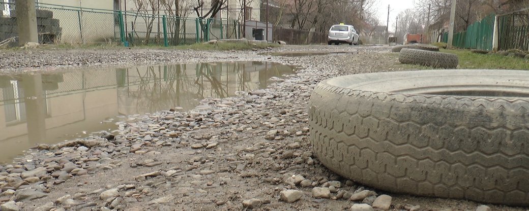 Можна їхати лише танком: франківці скаржаться на жахливий стан вулиці ФОТО та ВІДЕО