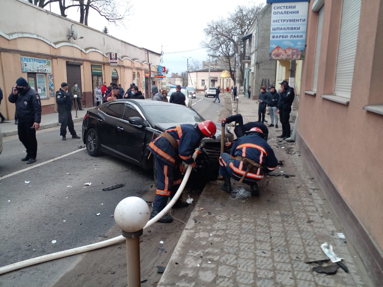 В Рогатині іномарка протаранила магазин