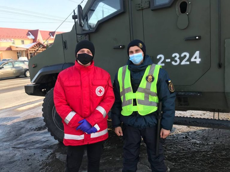 Прикарпатські студенти-медики продовжують нести чергування на блок-постах