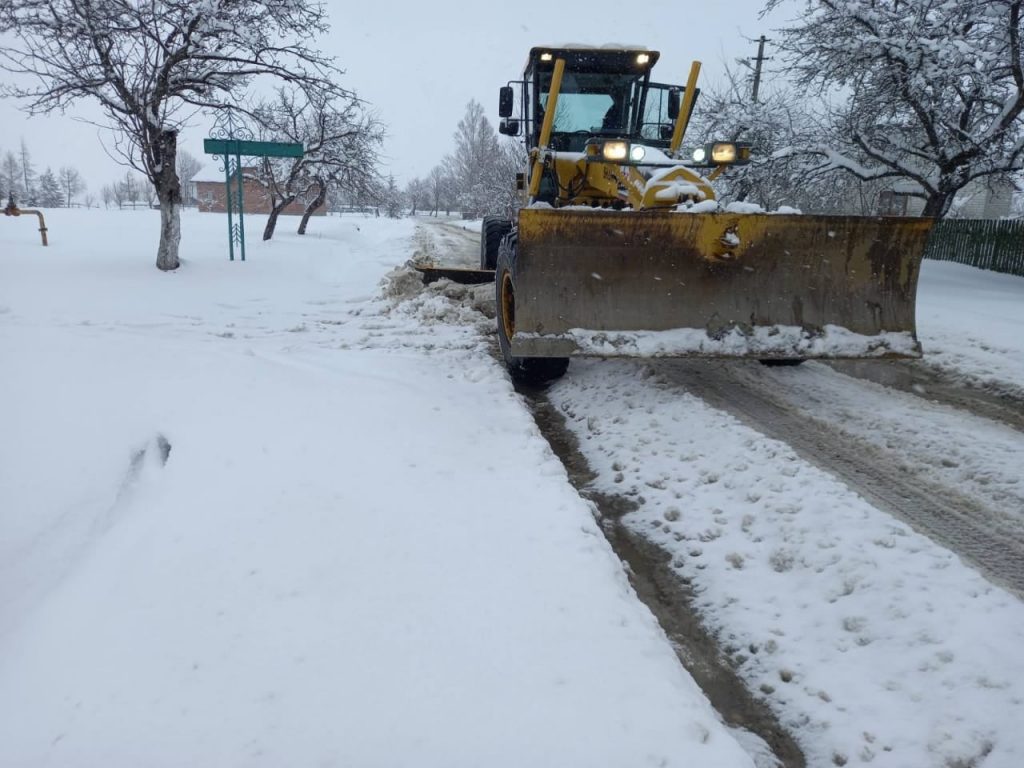 Прикарпатські села засипає снігом - дорожники працюють у цілодобовому режимі ФОТО
