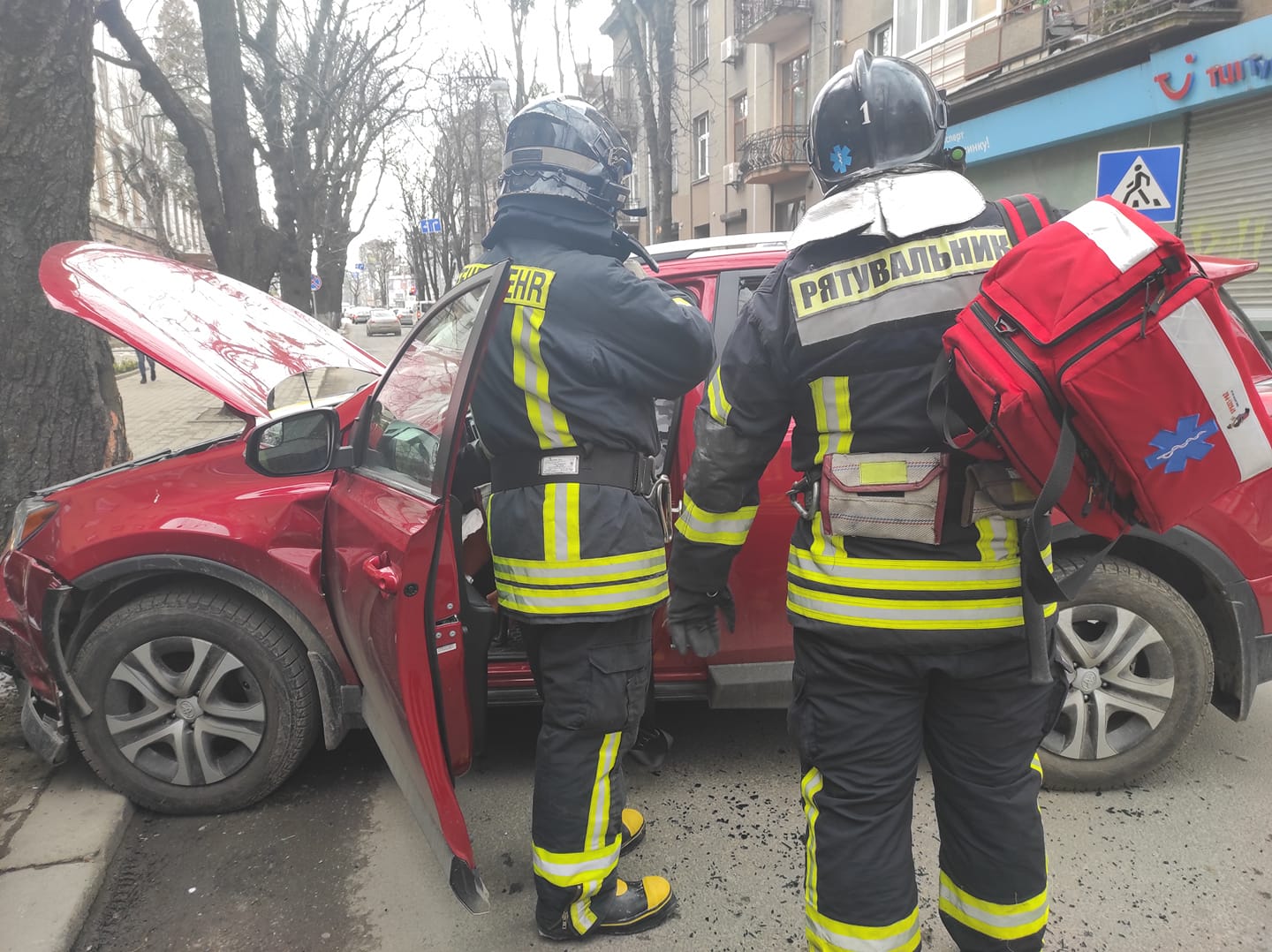 В самому центрі Івано-Франківська молодому водієві стало зле за кермом і він на жвавому перехресті врізався у дерево