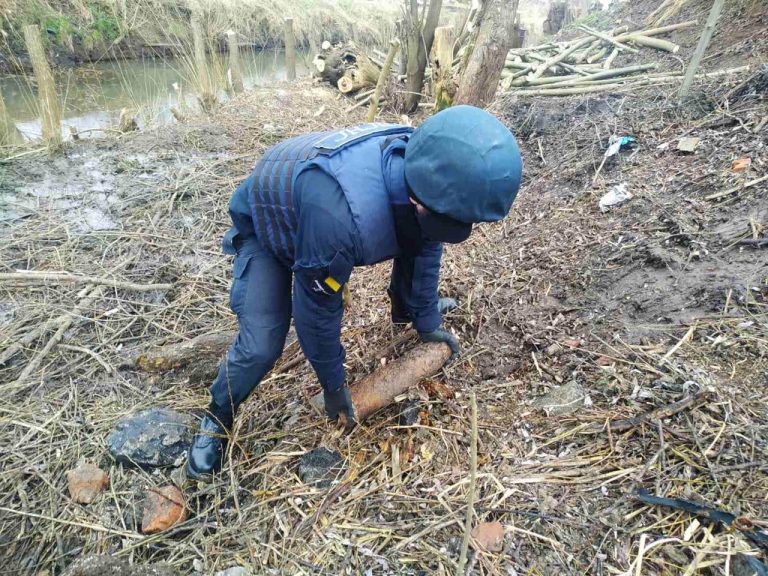 На березі прикарпатського потічка натрапили на смертоносну знахідку