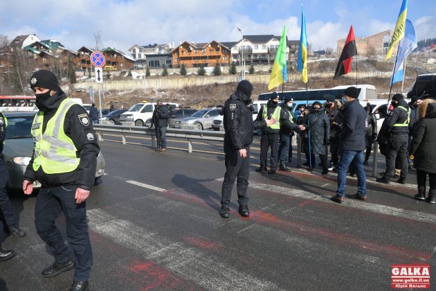 Підприємці перекрили дорогу на "Буковель" з вимогою його закриття ФОТО