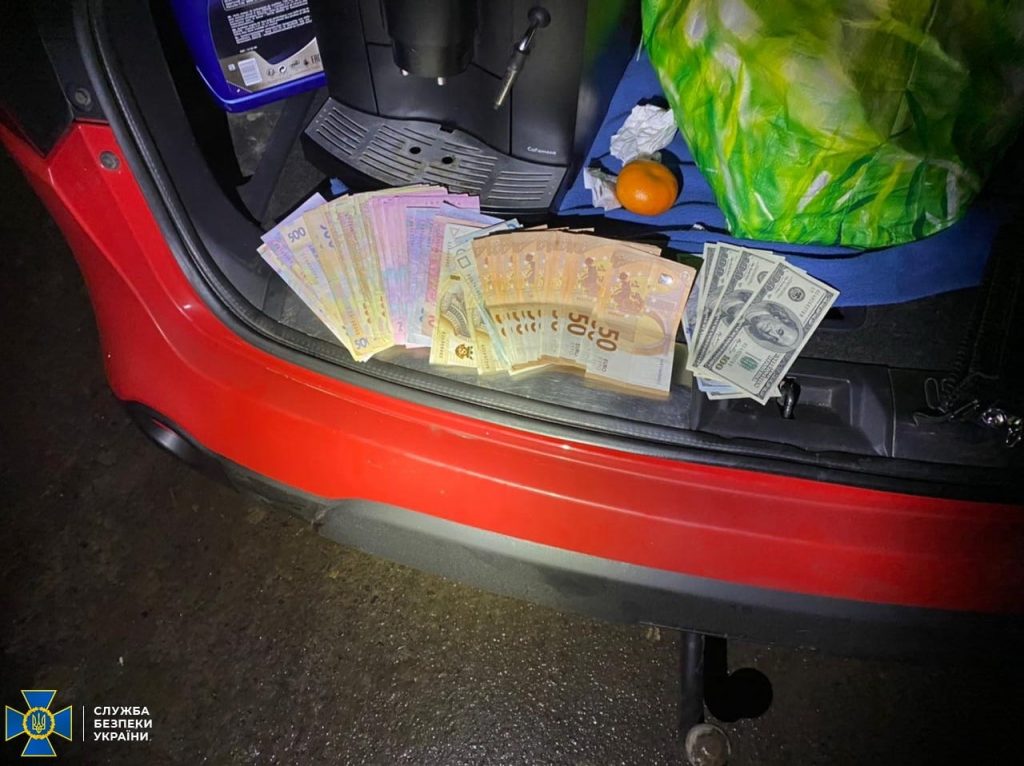 підробленими