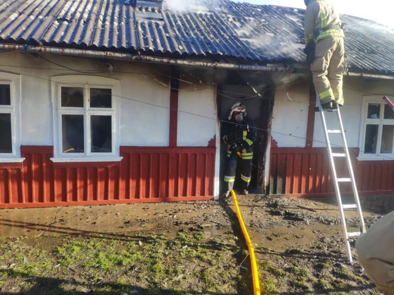 Прикарпатські вогнеборці приборкали пожежу у будинку ФОТО