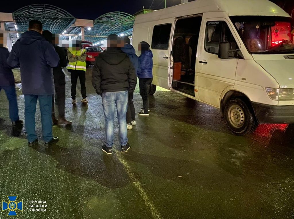 підробленими