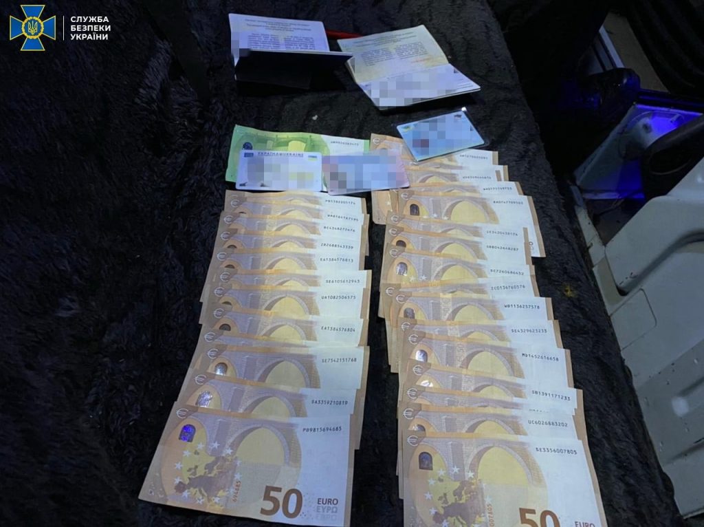 підробленими