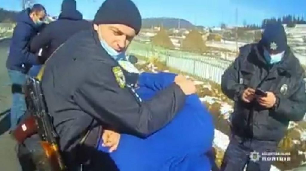 Прикарпатсь поліцейські викрили фальшивомонетника ВІДЕО