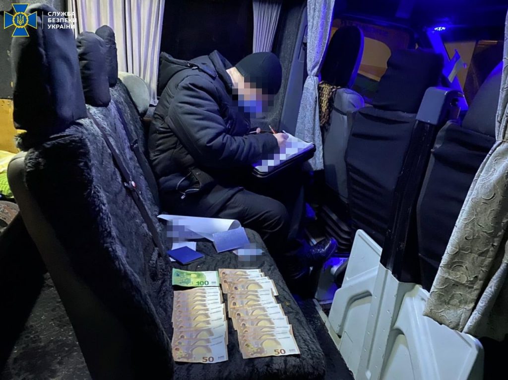 підробленими