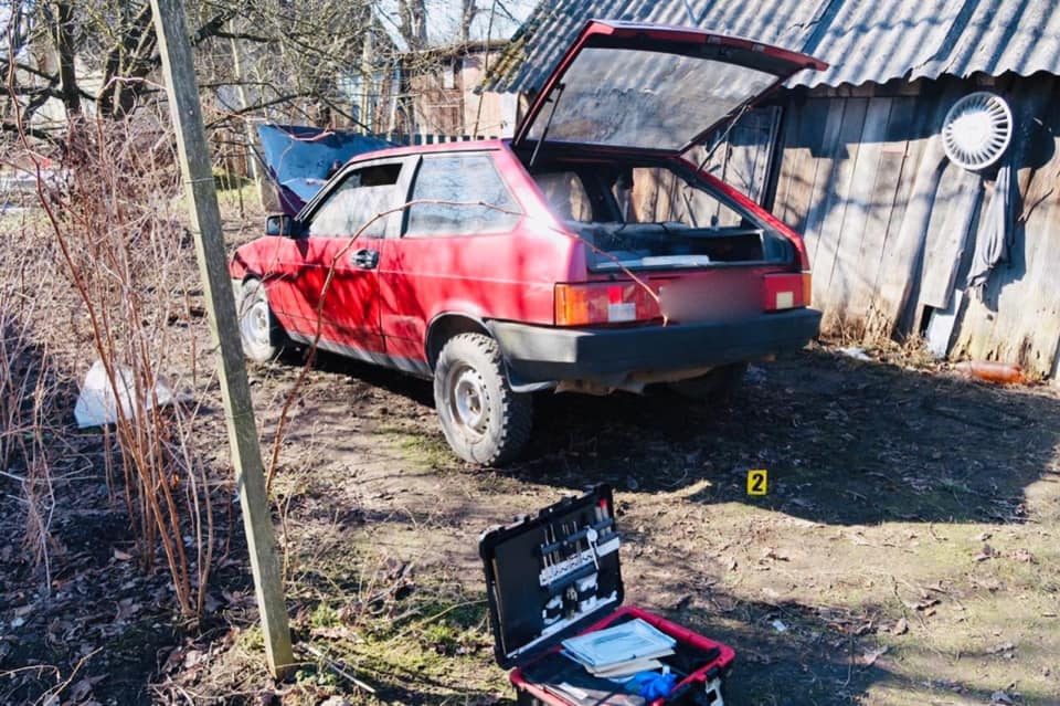 Прикарпатські поліцейські встановили особу, який підпалив автомобіль ФОТО