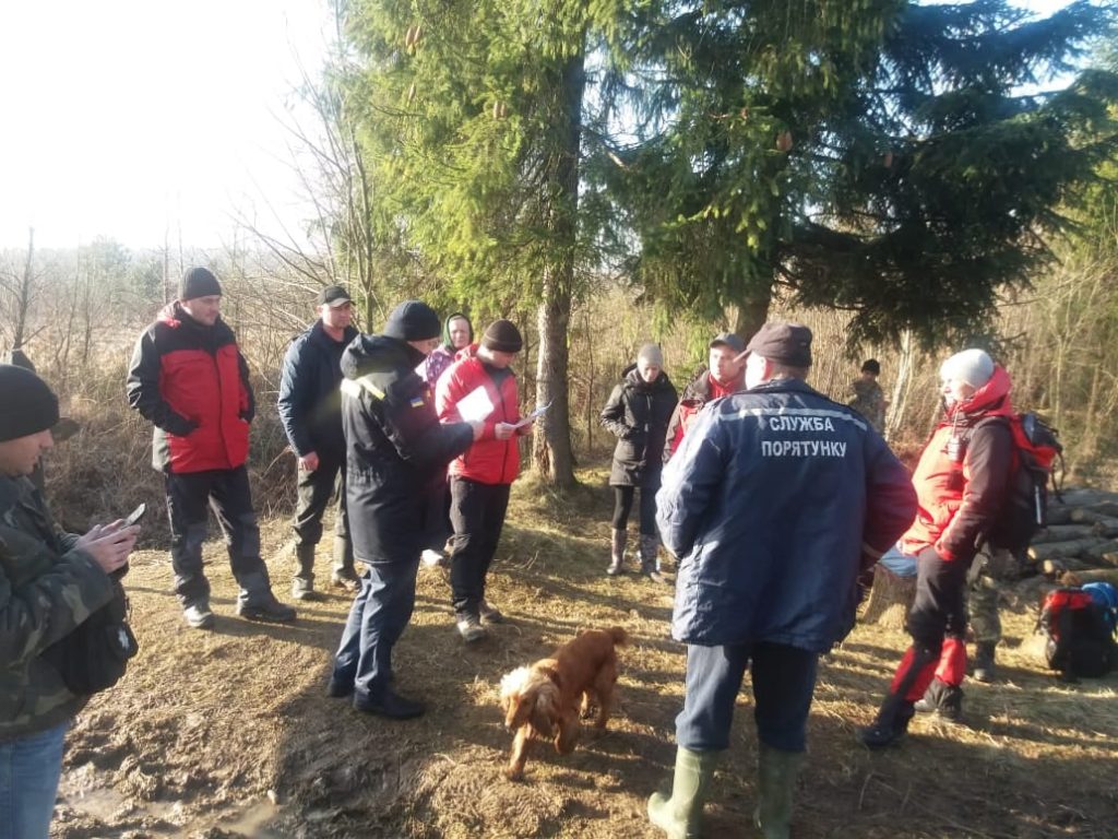 На Прикарпатті кінологи та рятувальники продовжують пошуки зниклого в лісі пенсіонера