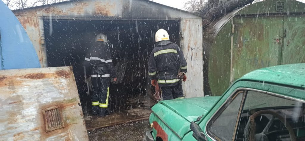 Прикарпатські вогнеборці ліквідували пожежу гаража