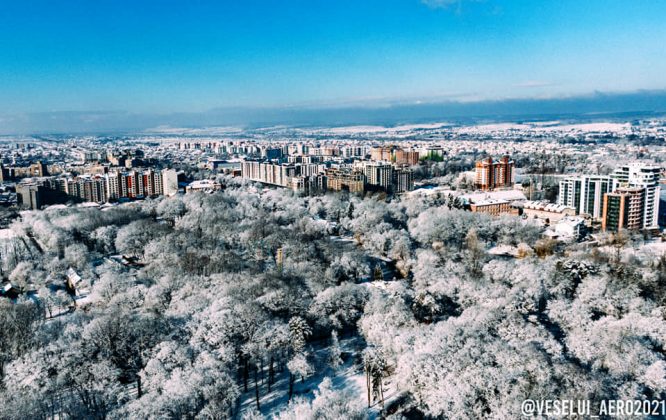 Відомий франківський фотограф виклав у мережу неймовірні світлини весняного засніженого Франківська із висоти пташиного польоту ФОТОРЕПОРТАЖ